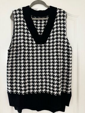 Houndstooth Knit V-Neck Sweater Vest - Black & White